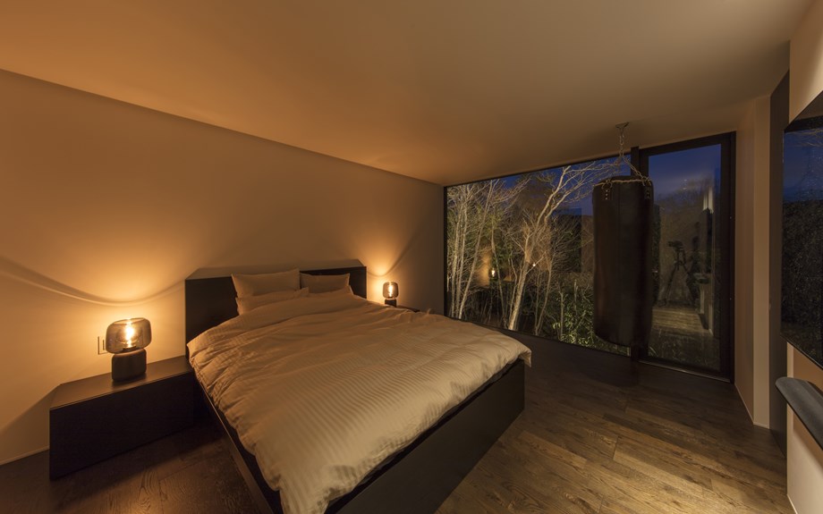 奥池のビューテラスハウス　寝室の夕景写真