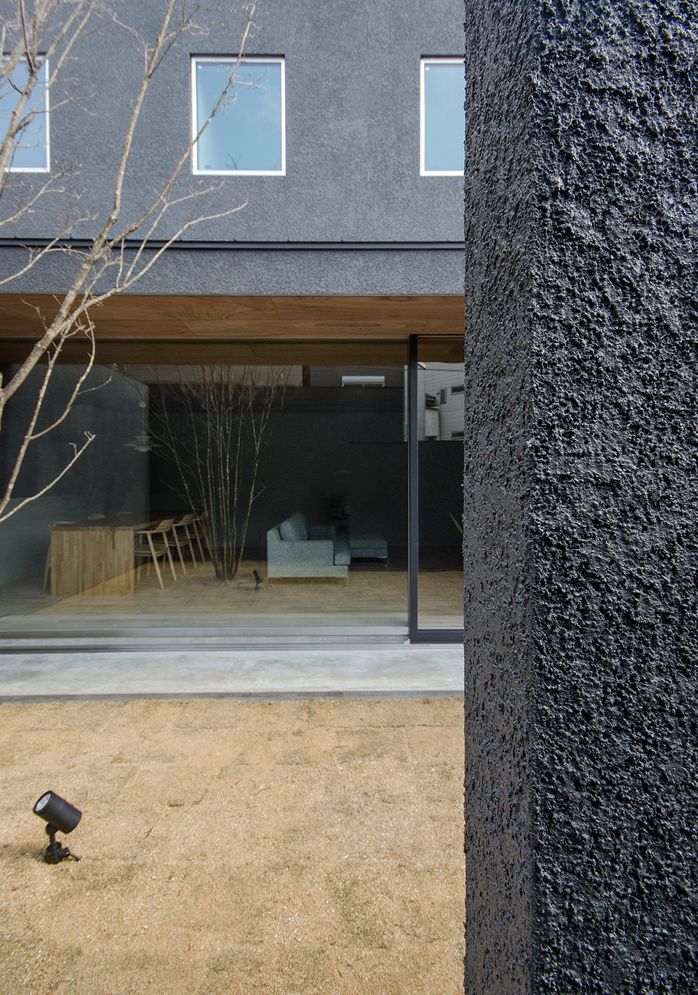 大阪市内に建つ中庭を持つコートハウス。中庭からLDKを見る。