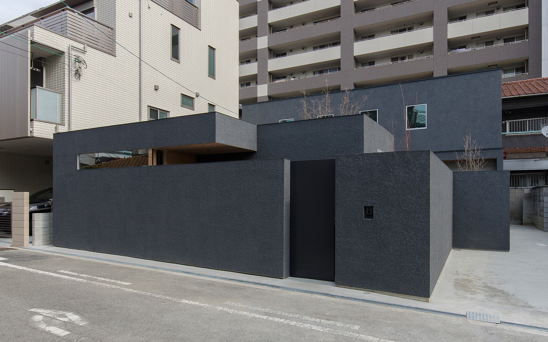 大阪市内に建つ中庭を持つコートハウス。斜めからの外観