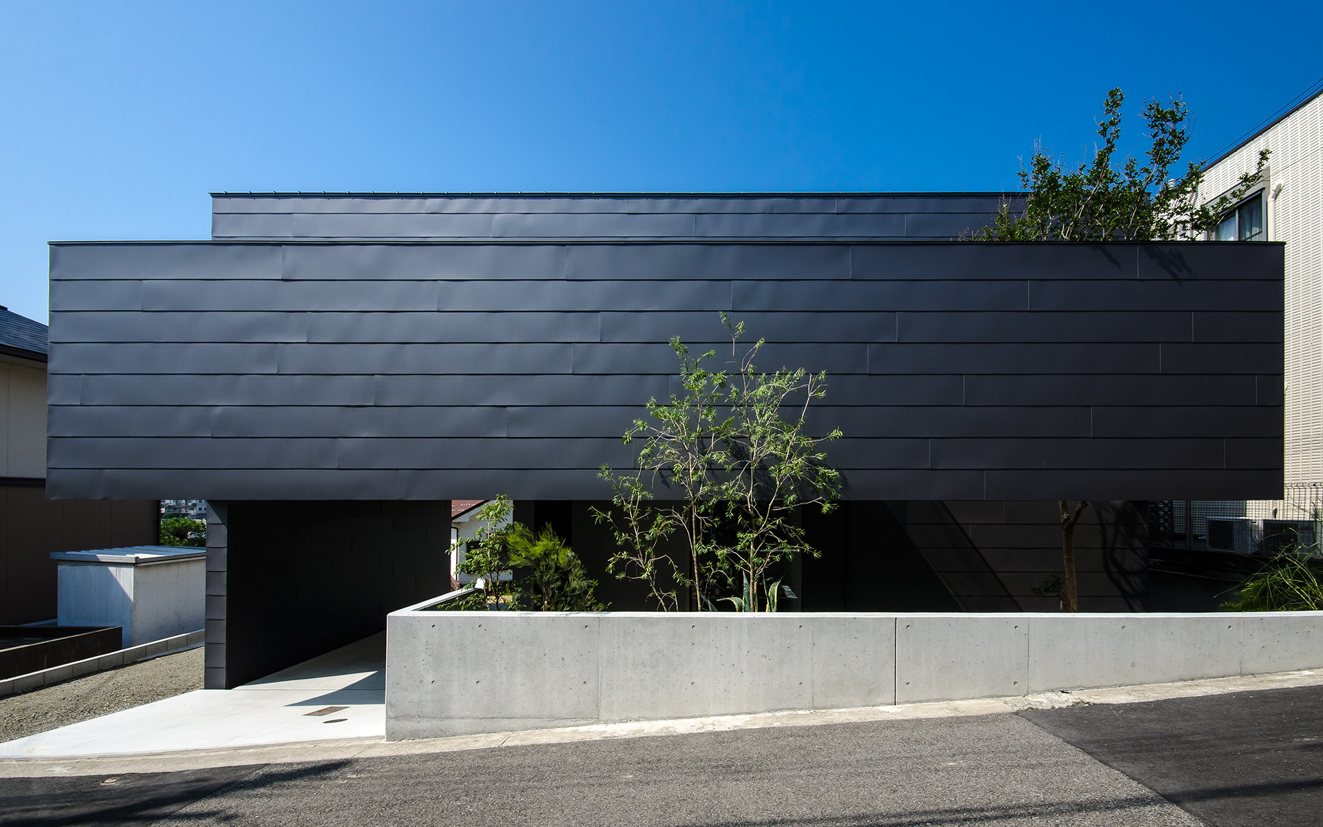 兵庫県明石市に建つ水平基調の美しいガルバリウム鋼板の注文住宅