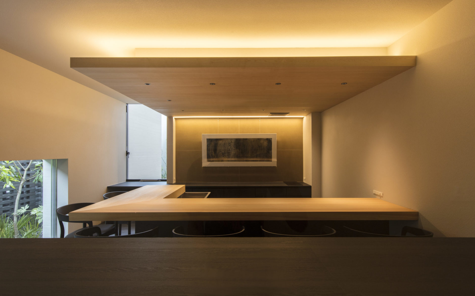 神戸の建築家真銅祥一朗設計の豪邸のゲストルームには桧の寿司カウンター