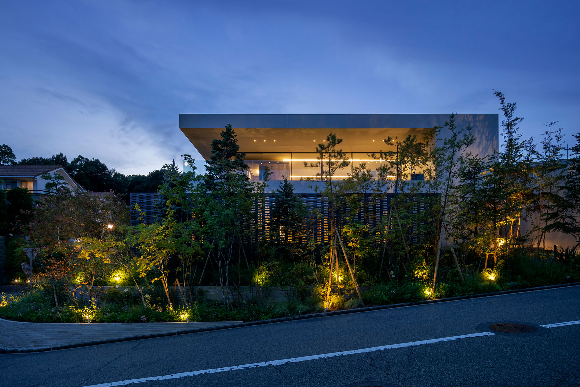 大阪の建築家真銅祥一朗設計の芦屋に建つホテルライクな豪邸の外観夜景実例写真