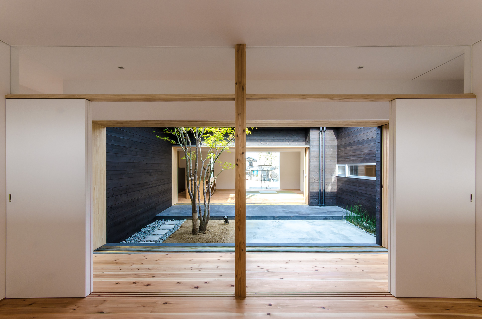 奈良に建つコートハウス。