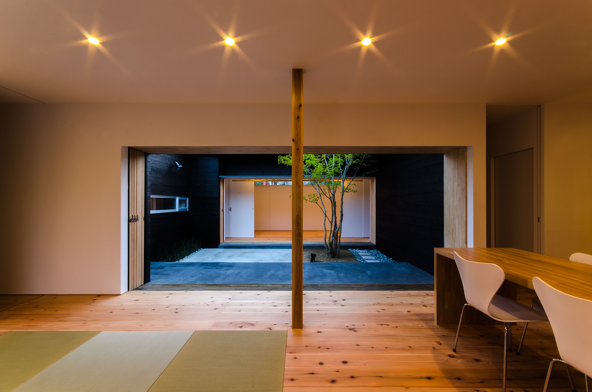 奈良に建つ平屋のコートハウス。