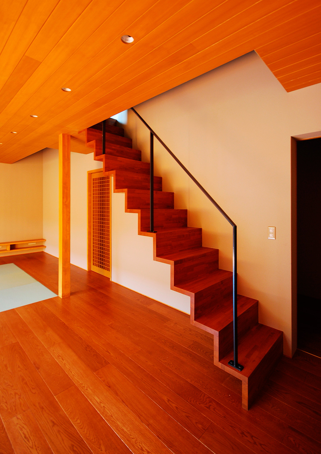 大阪に建つ和モダンのコートハウスの階段