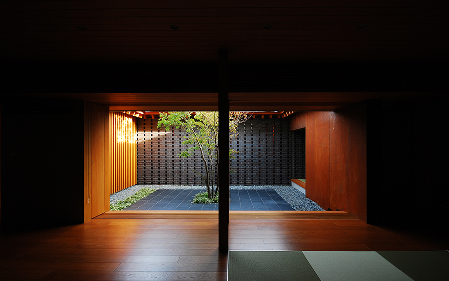 大阪府和泉市にあるの中庭のある和モダンの家、内観リビングの写真