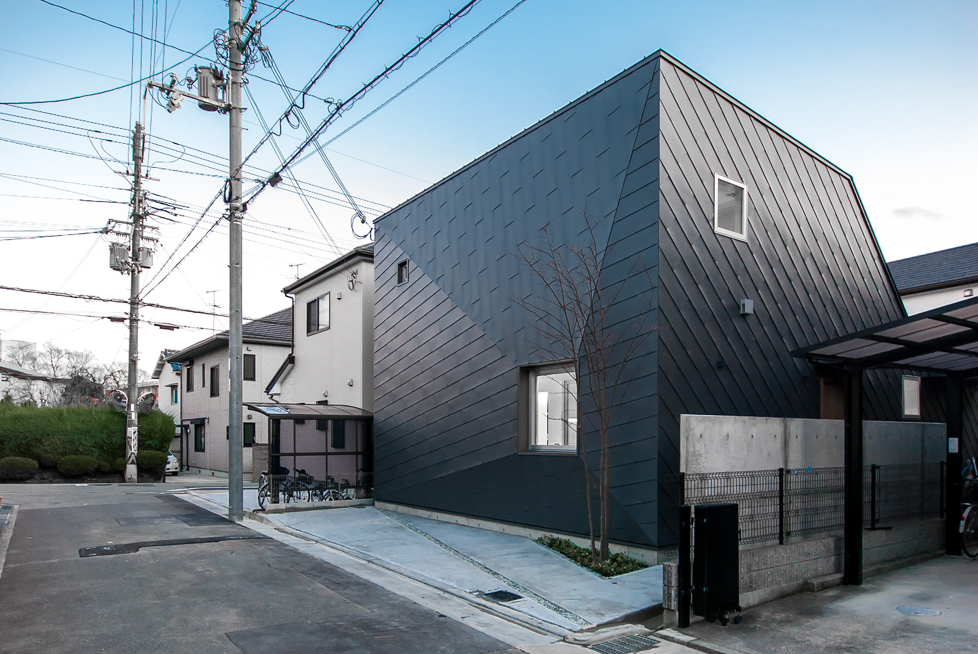 大阪府池田市に建つコートハウスの実例外観写真