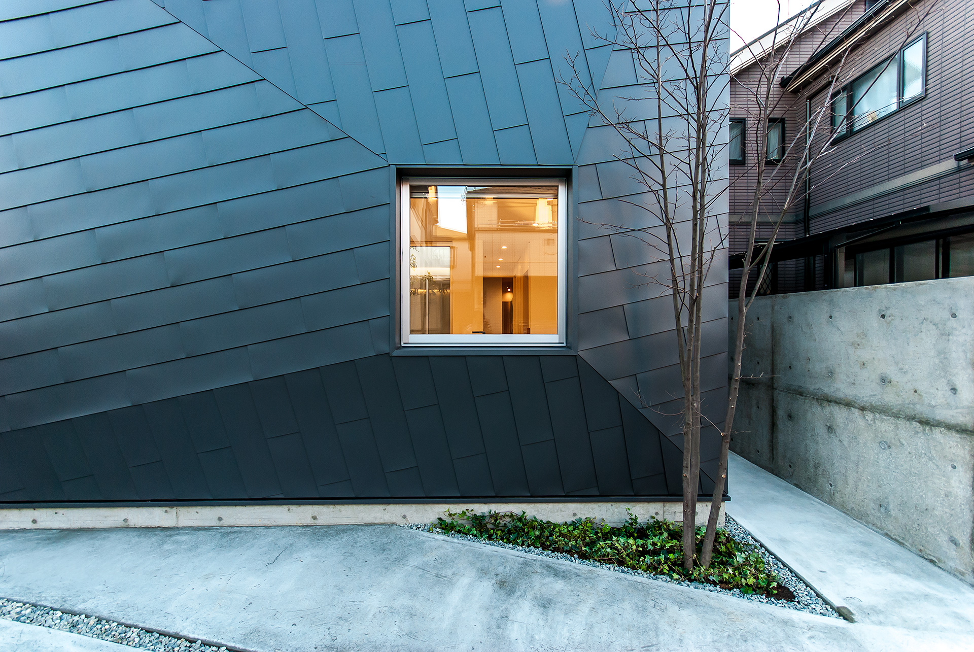 大阪府池田市にある中庭のある家、ガルバリウム鋼板を使った住宅の外観実例写真