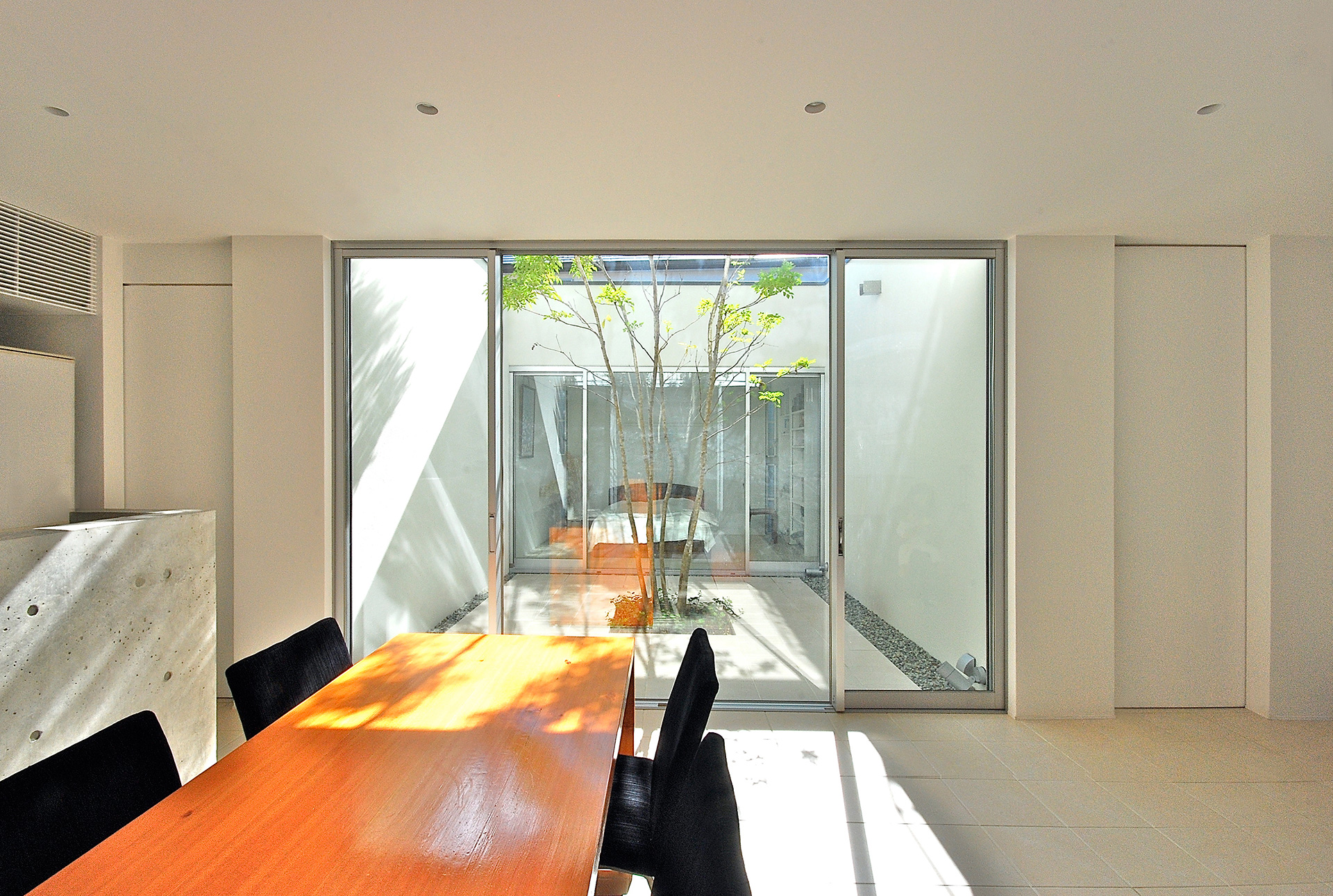 大阪府池田市にある中庭のある家、白を基調としたシンプルな住宅の内観実例写真