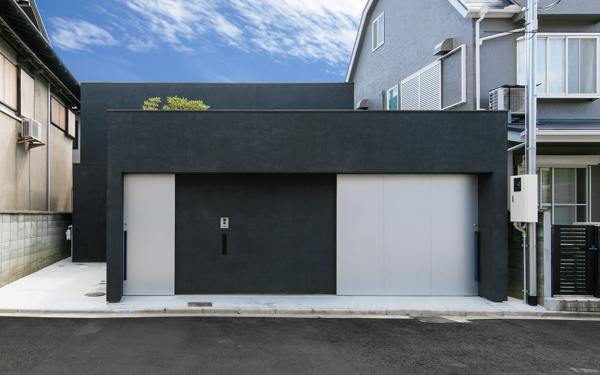 大阪府岸和田市に建つ岸和田のガレージコートハウスの外観写真