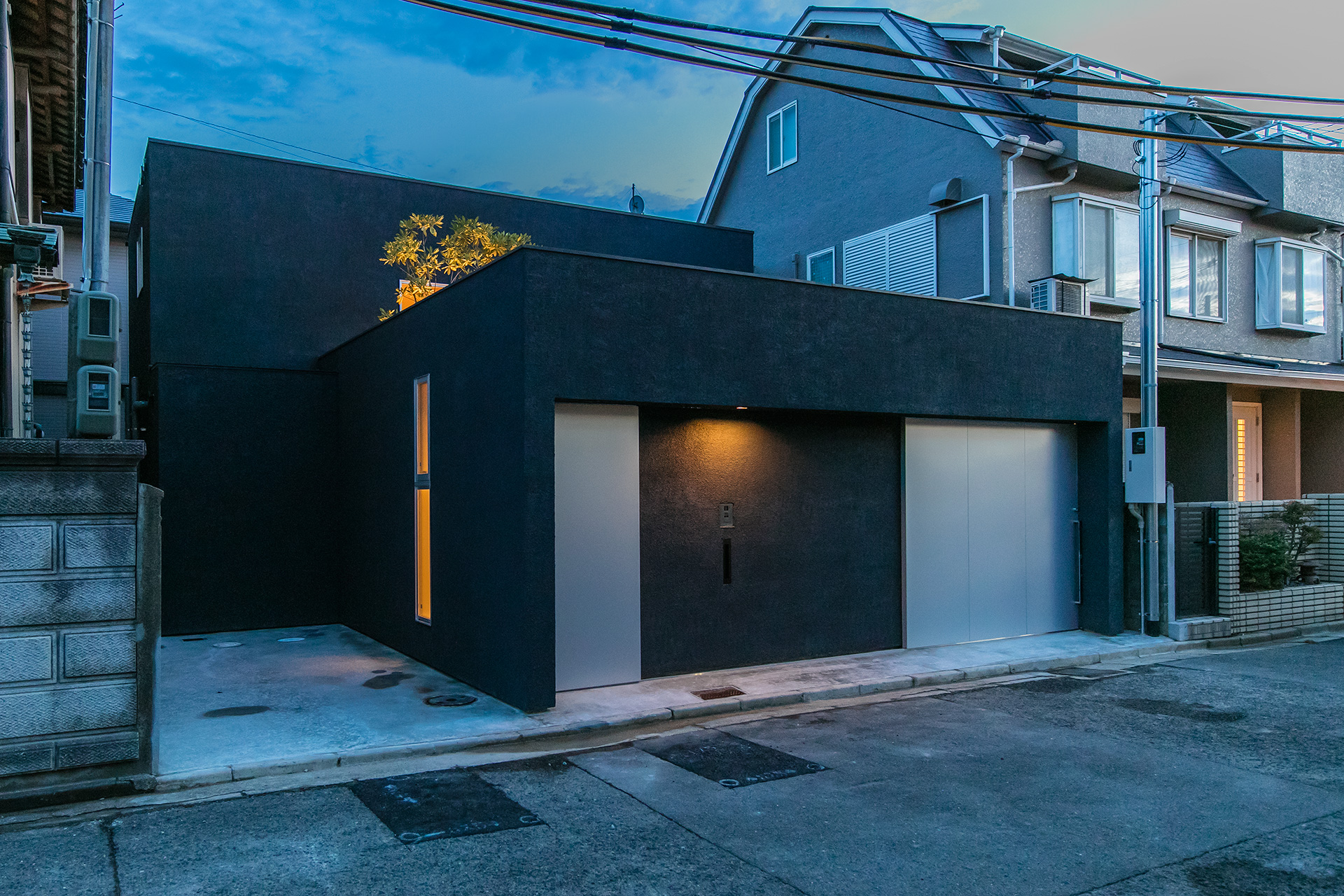 岸和田市に建つ愛車と暮らす注文住宅。外観の夕景
