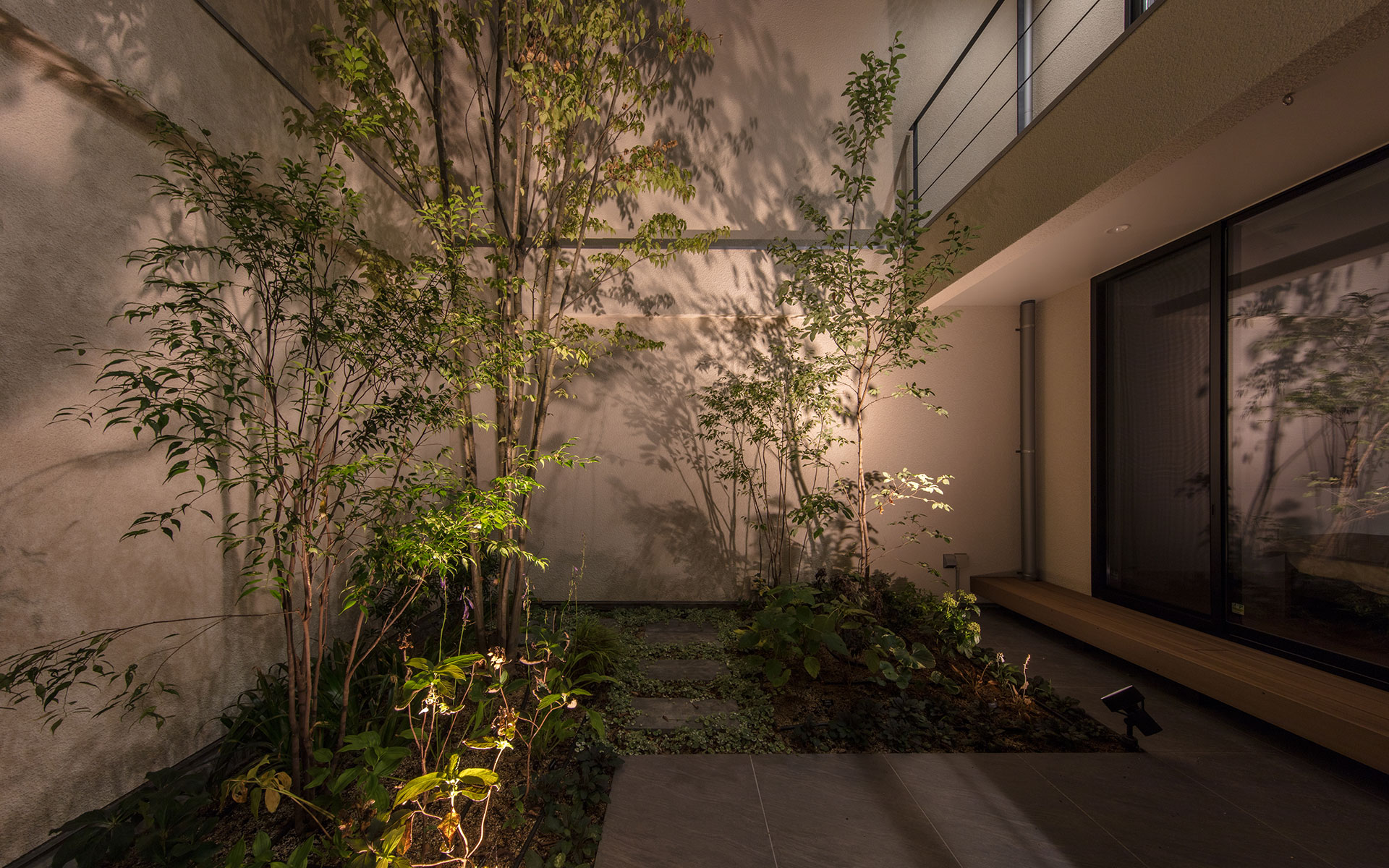 宝塚市に建つ中庭のある家、中庭の夕景写真