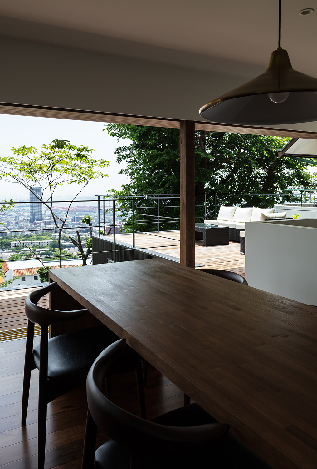 神戸市御影の高台に建つ眺望のある住宅のダイニング