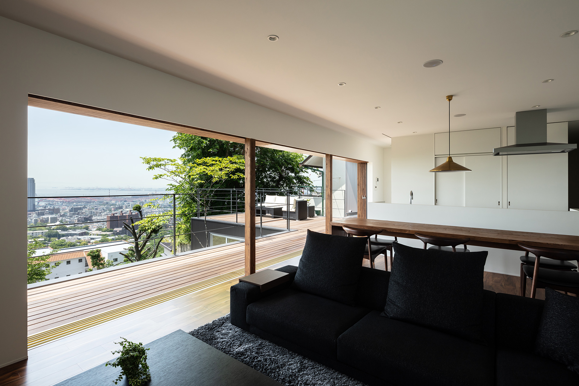 神戸市の高台に建つ眺望のある住宅のリビング