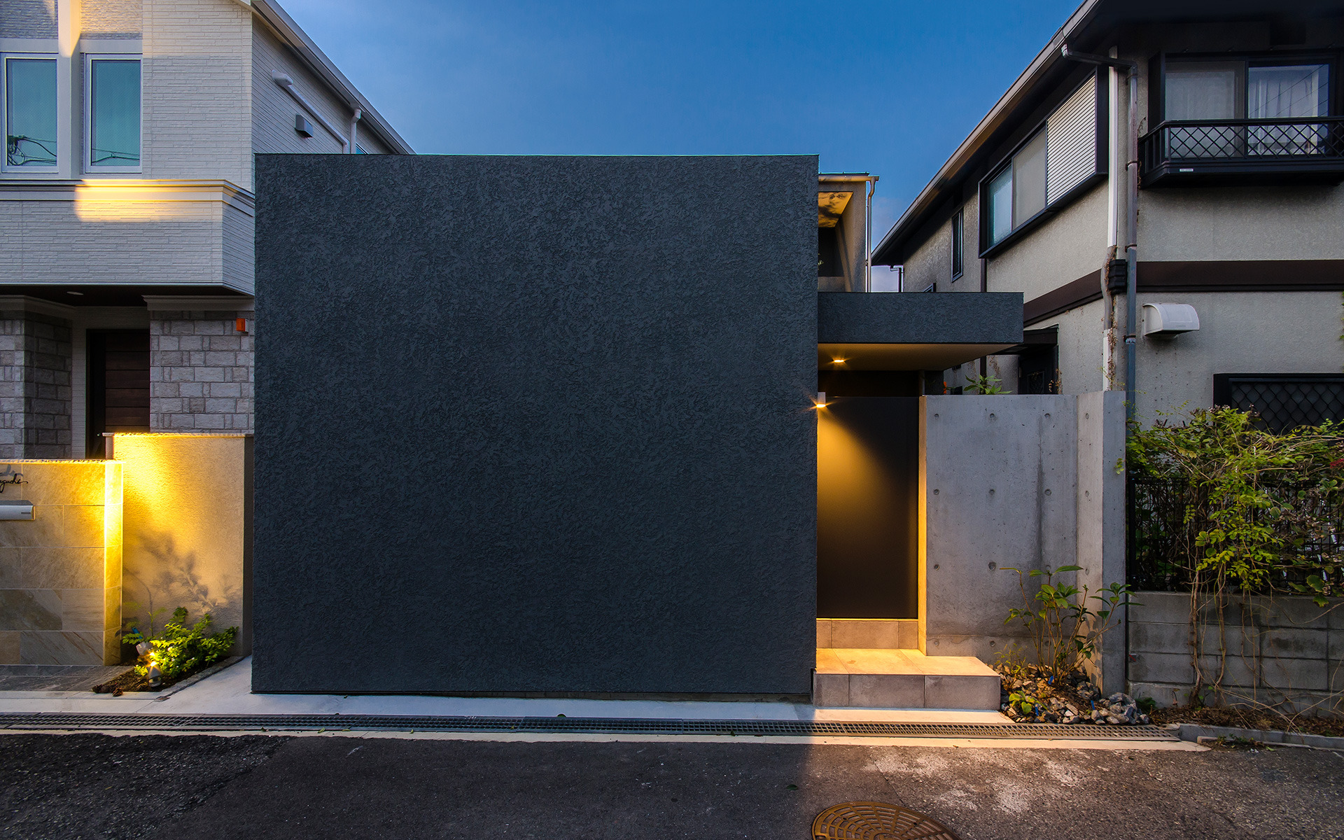 神戸市の御影に建つコートハウス、中庭のある家、夕景の外観写真