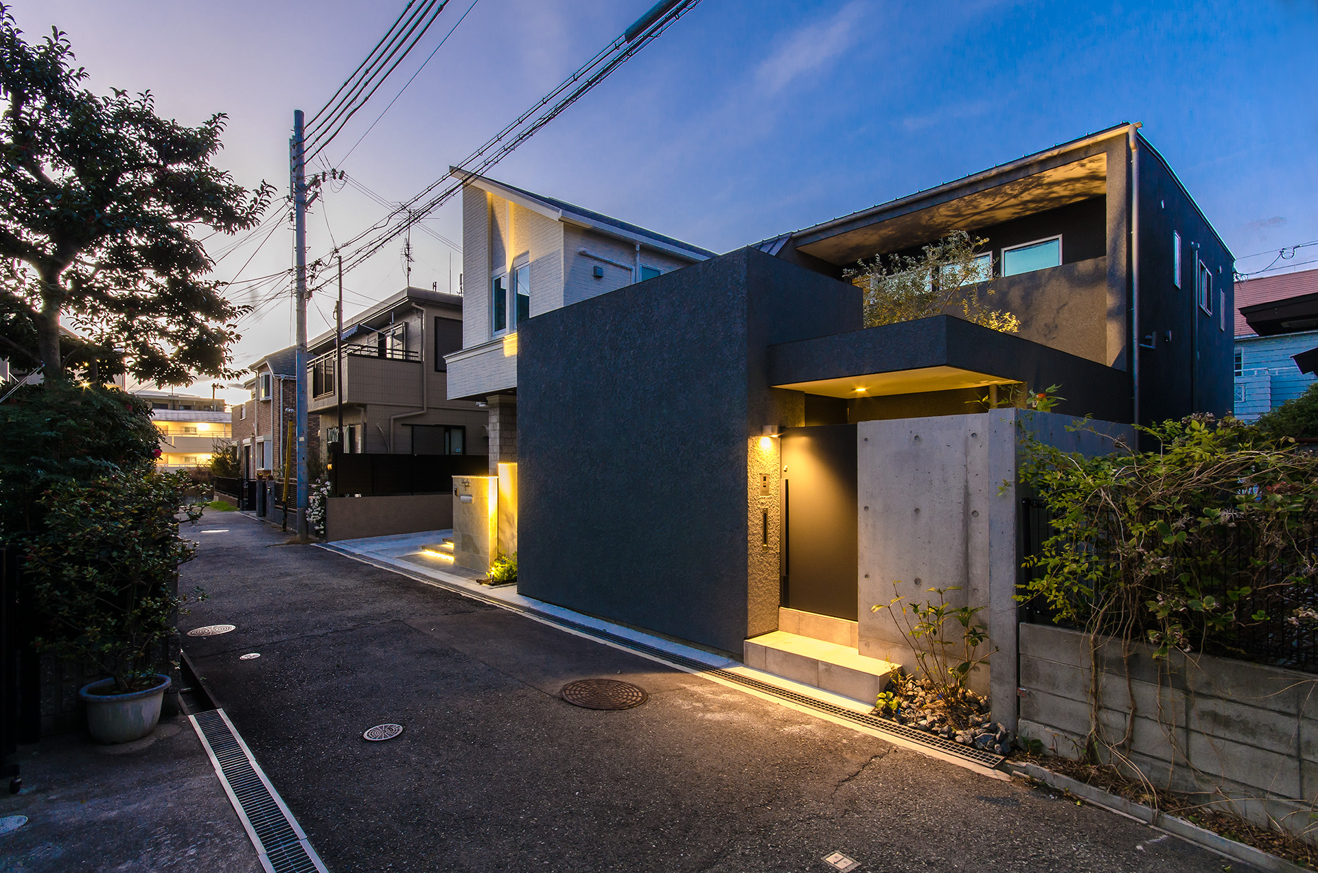 神戸市の御影に建つコートハウス、中庭のある家、夕景の外観写真