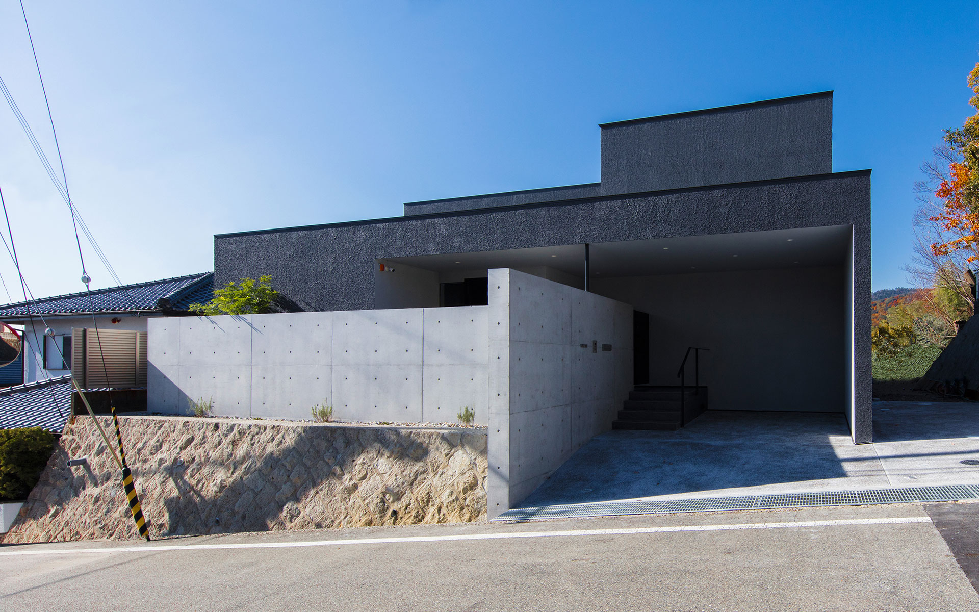 神戸建築家の真銅祥一朗設計による箕面の住宅 コンクリート打ち放しの塀でデザインされる