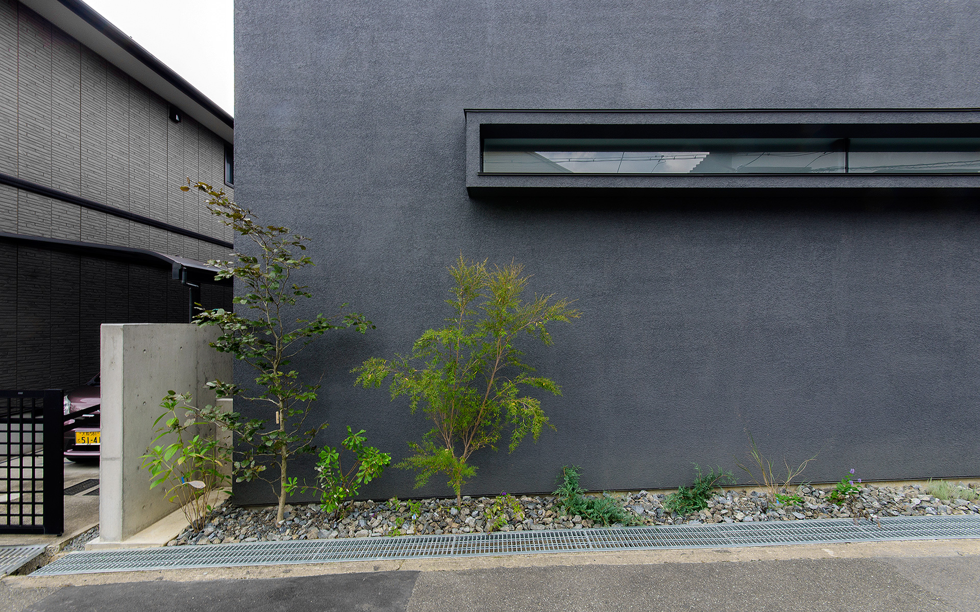 大阪府高槻市に建てられた設計事務j所による設計のコートハウス,中庭のある家,ダークトーンの外観