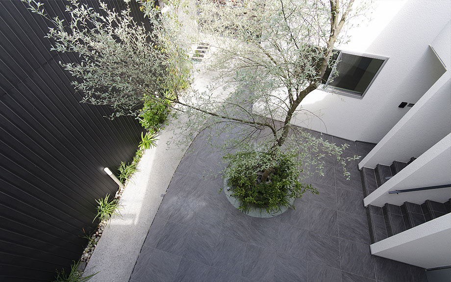 大阪府大阪市に建つ庭のあるデザイナーズ賃貸住宅の外観写真
