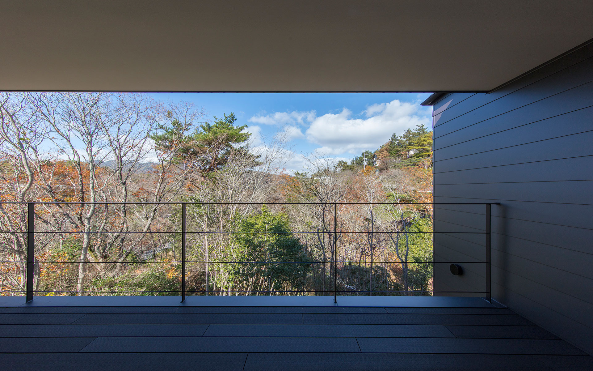 大阪建築家の真銅祥一朗設計による芦屋の別荘地に建つ住宅 眺望の良い２階大型バルコニーにあるアウターリビングからの眺め