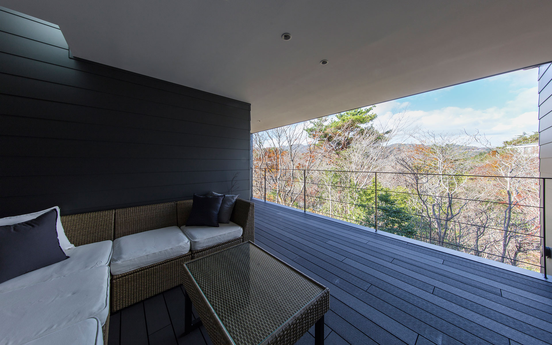 関西建築家の真銅祥一朗設計による芦屋の別荘地に建つ住宅 眺望の良い２階大型バルコニーにあるアウターリビング