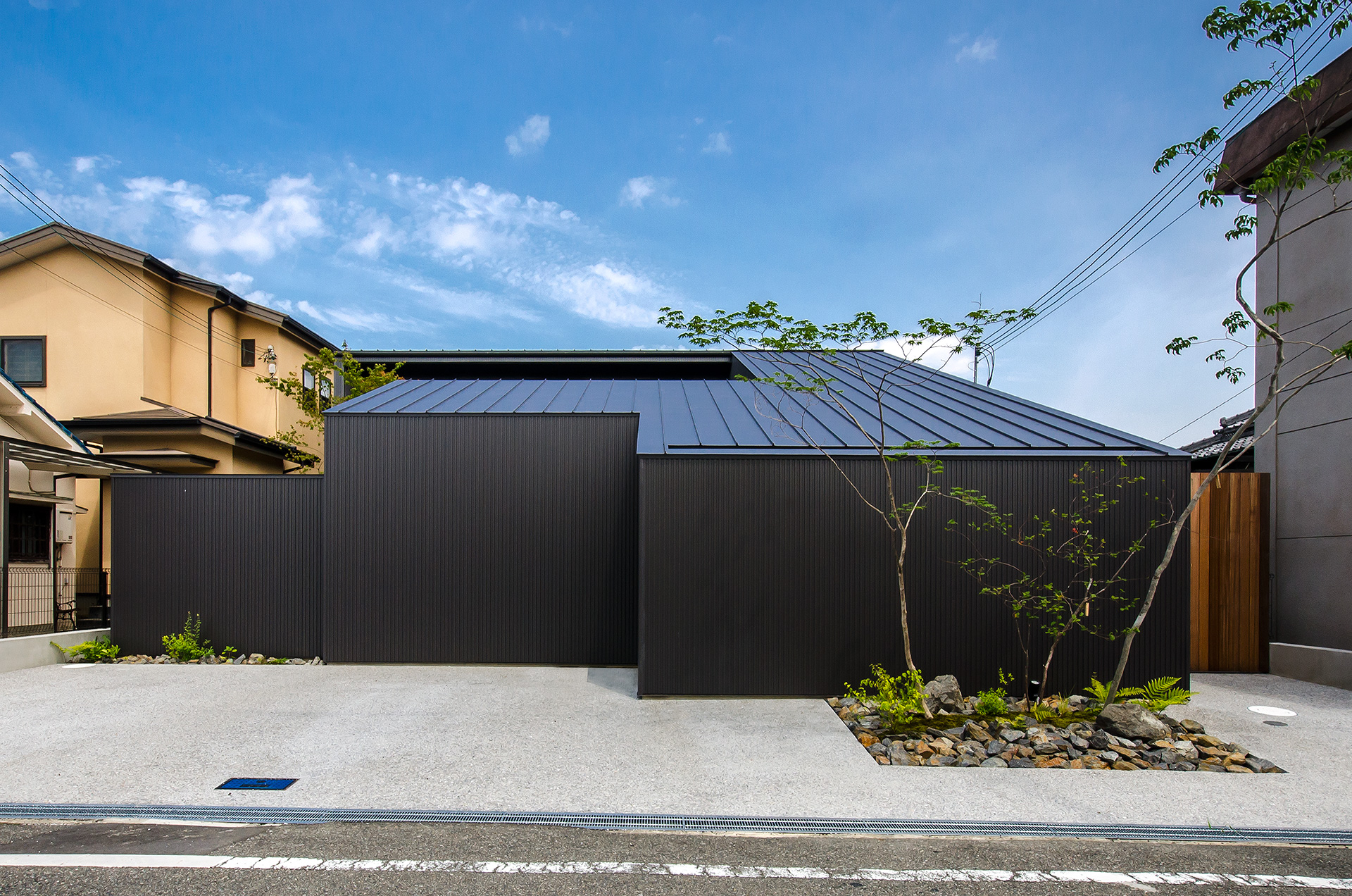 大阪府内に建つ都市型コートハウス,中庭のある住宅,ガルバリウム鋼板の外観
