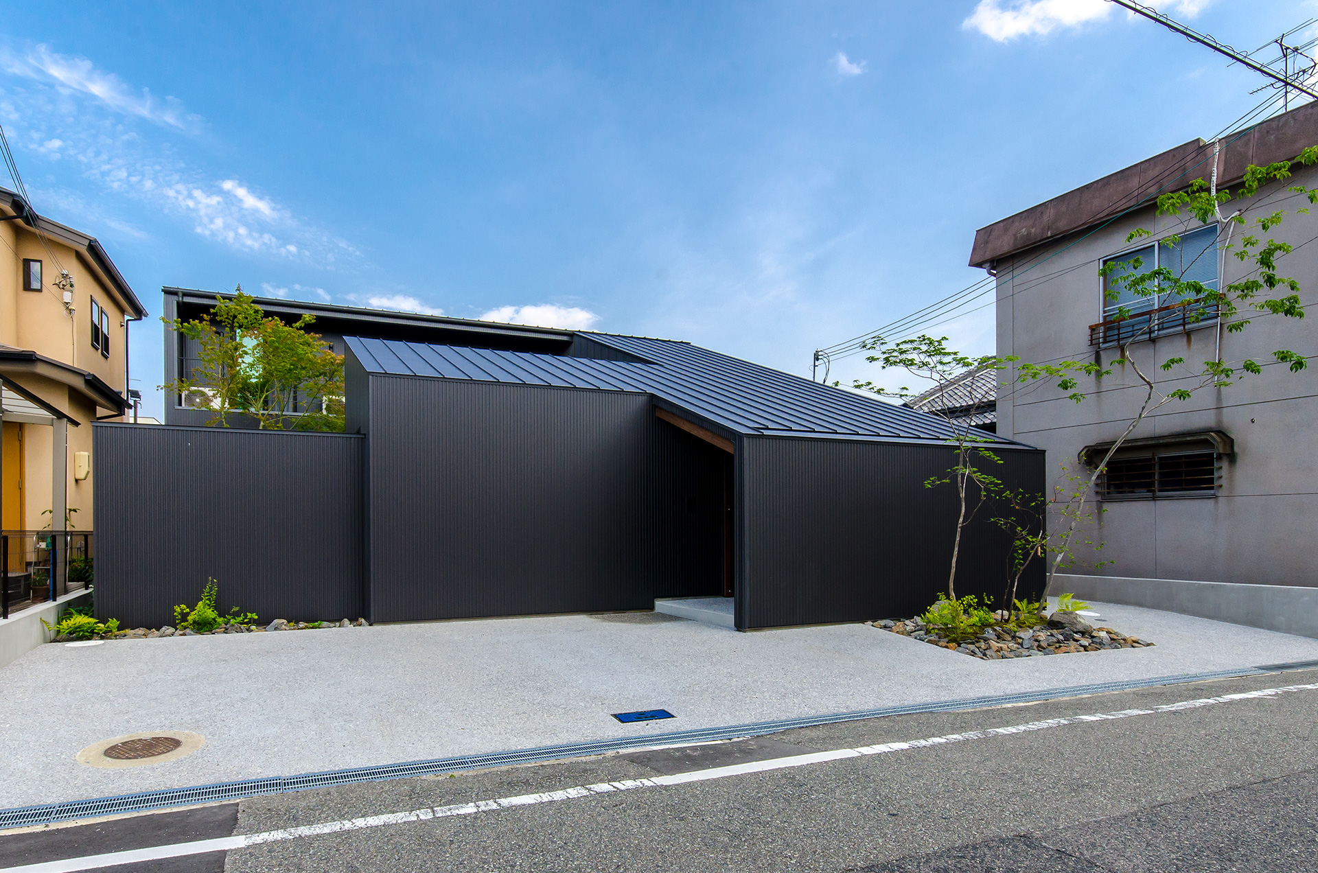 大阪府内に建つ都市型コートハウス。中庭のある住宅,ガルバリウム鋼板の外観