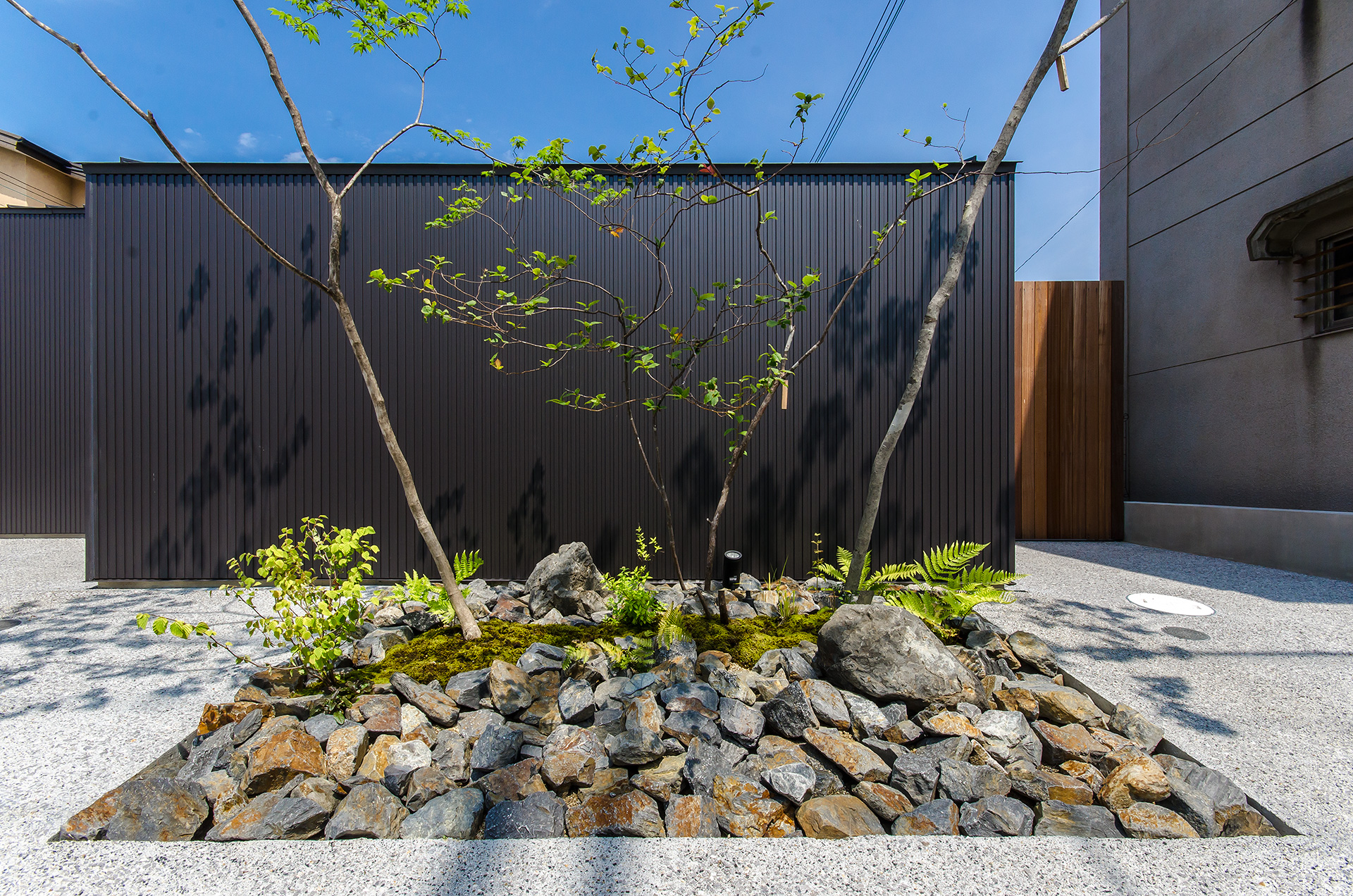 大阪府内に建つ都市型コートハウス,中庭のある注文住宅,植栽と外構デザイン
