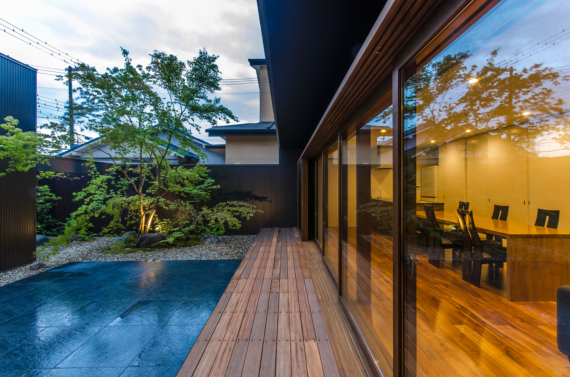 大阪府内に建つコートハウス,中庭のある住まい,中庭の夕景