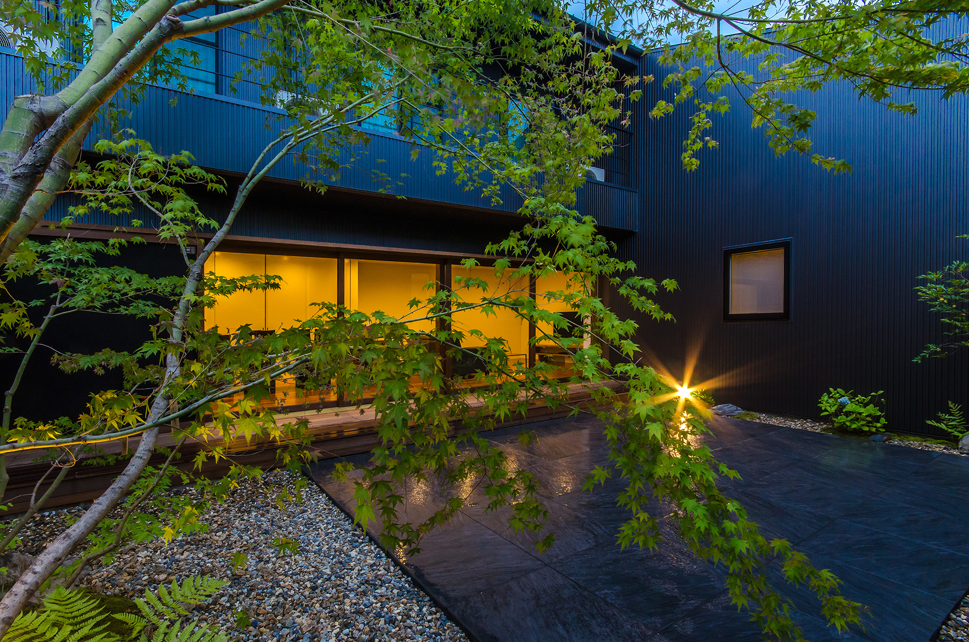 大阪府内に建つ都市型コートハウス,中庭のある住宅,中庭の夕景