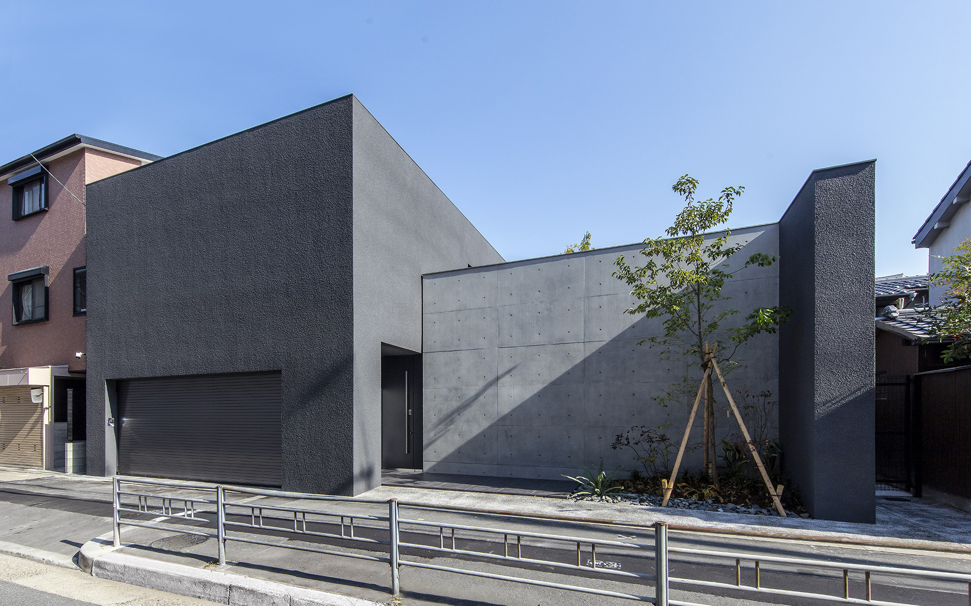 大阪の建築家設計のRC打ち放し注文住宅の外観写真