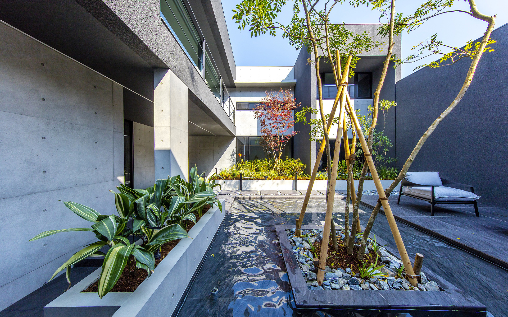 神戸の設計事務所設計による水盤のあるリゾートホテルライクな中庭