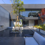 芦屋をはじめ関西で活動する設計事務所によるRC造のリゾートホテルライクな邸宅 水盤のあるアウトドアリビングの中庭