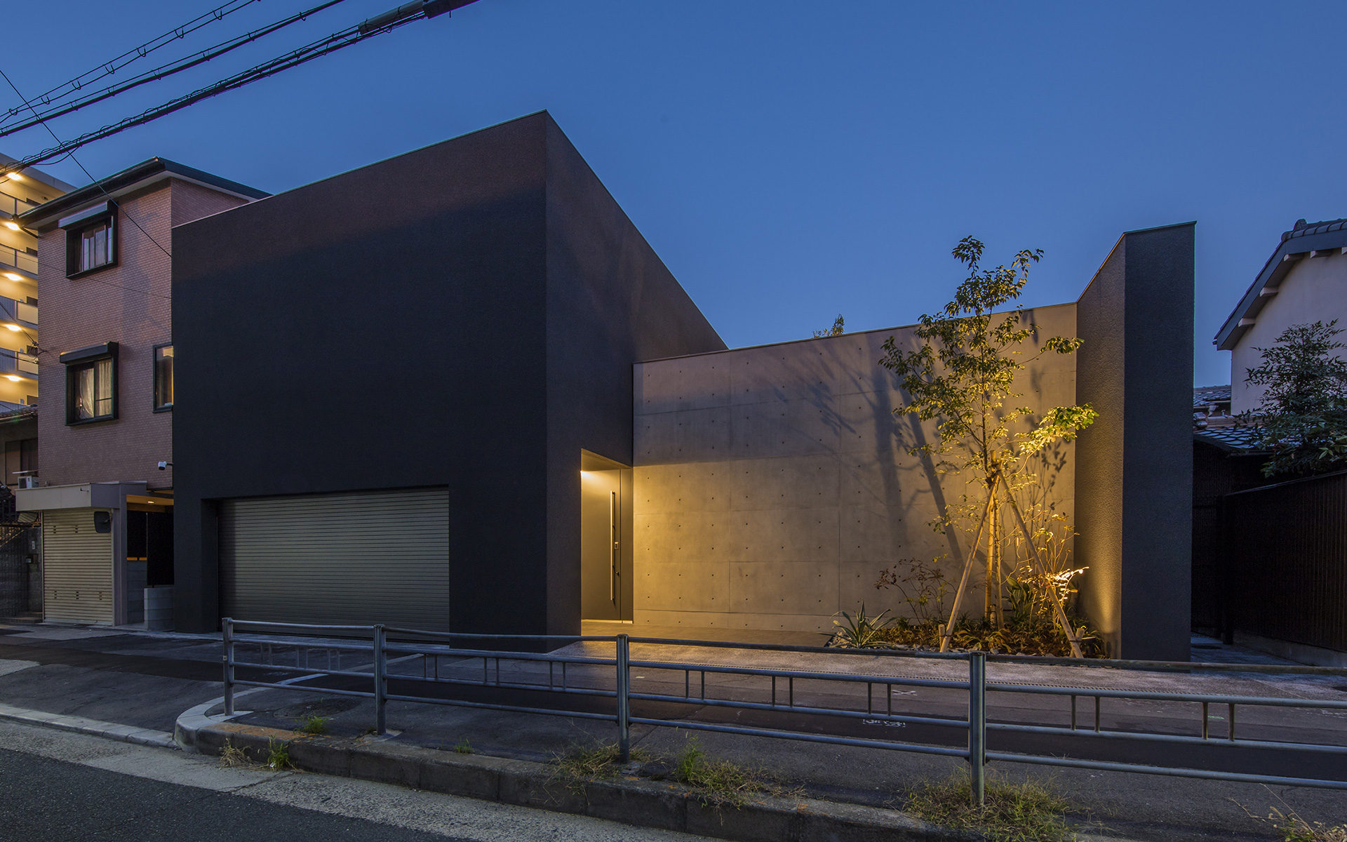 大阪設計事務所によるRC造注文住宅の外観夜景