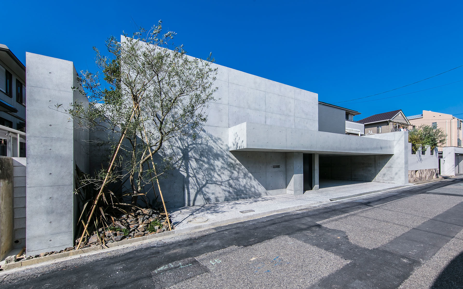 神戸の建築家真銅祥一朗設計による大阪のコートハウスの外観 RC打ち放しのテクスチャでデザインされる
