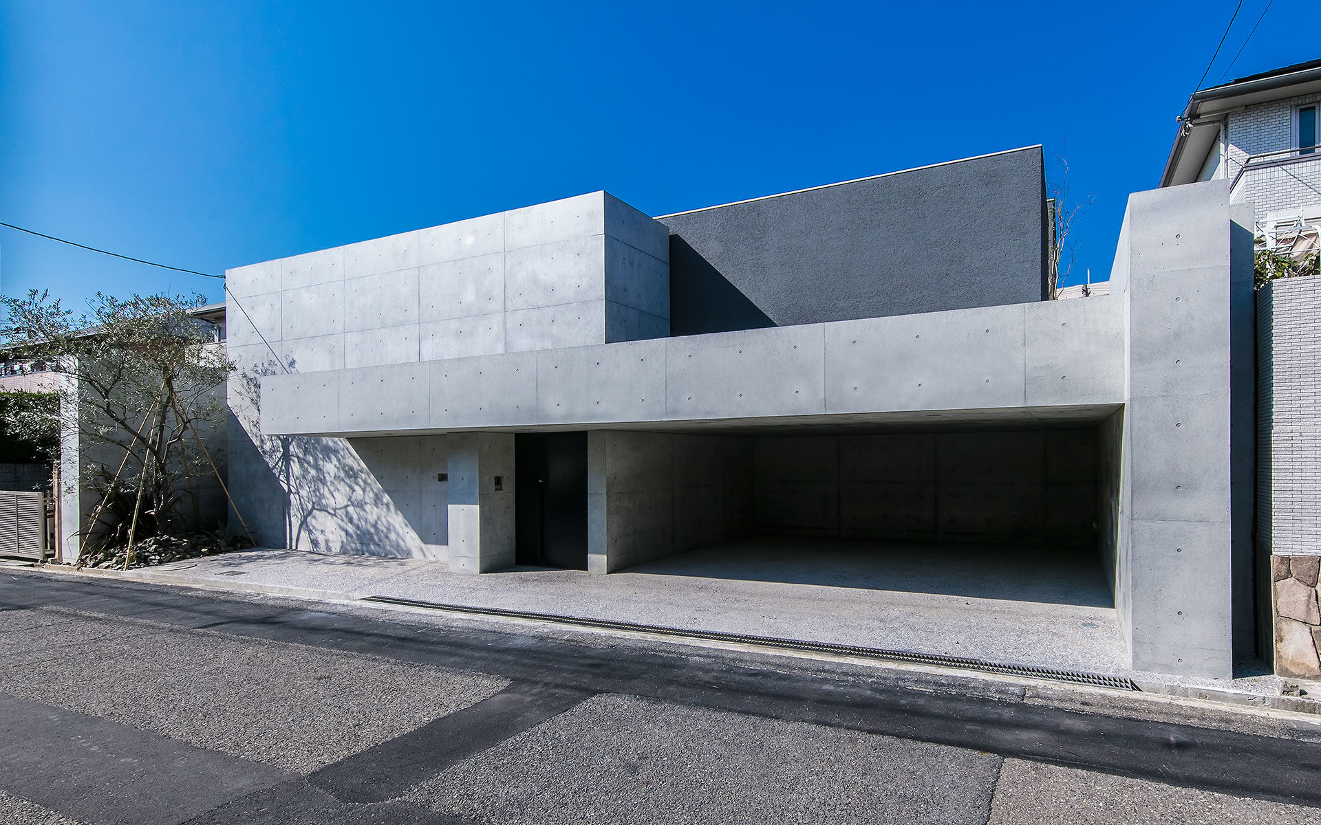 大阪の建築家真銅祥一朗設計による堺の中庭のある家 コンクリート打ち放しのインナーガレージ