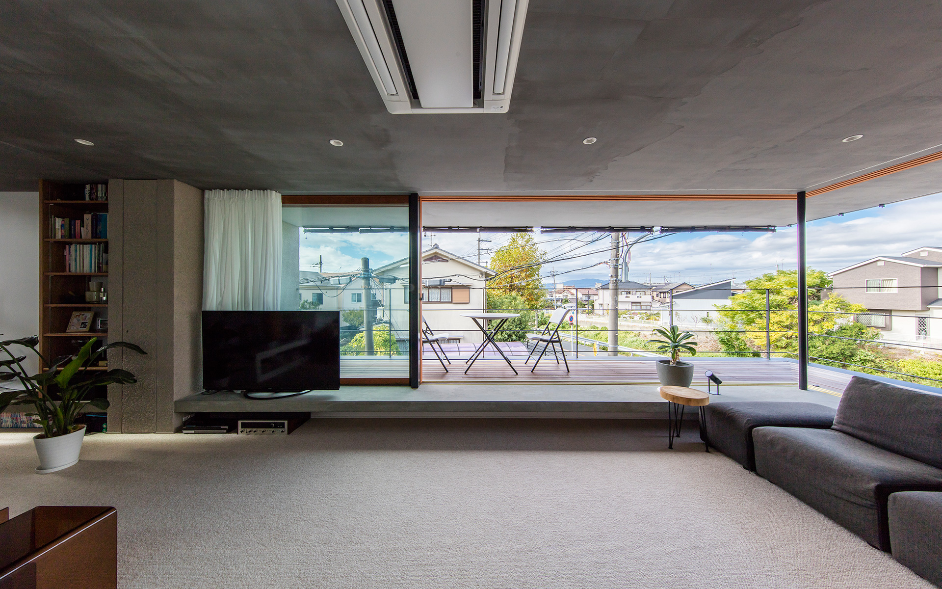 大阪の建築家による大型開口を用いた開放感のある２階リビングの注文住宅