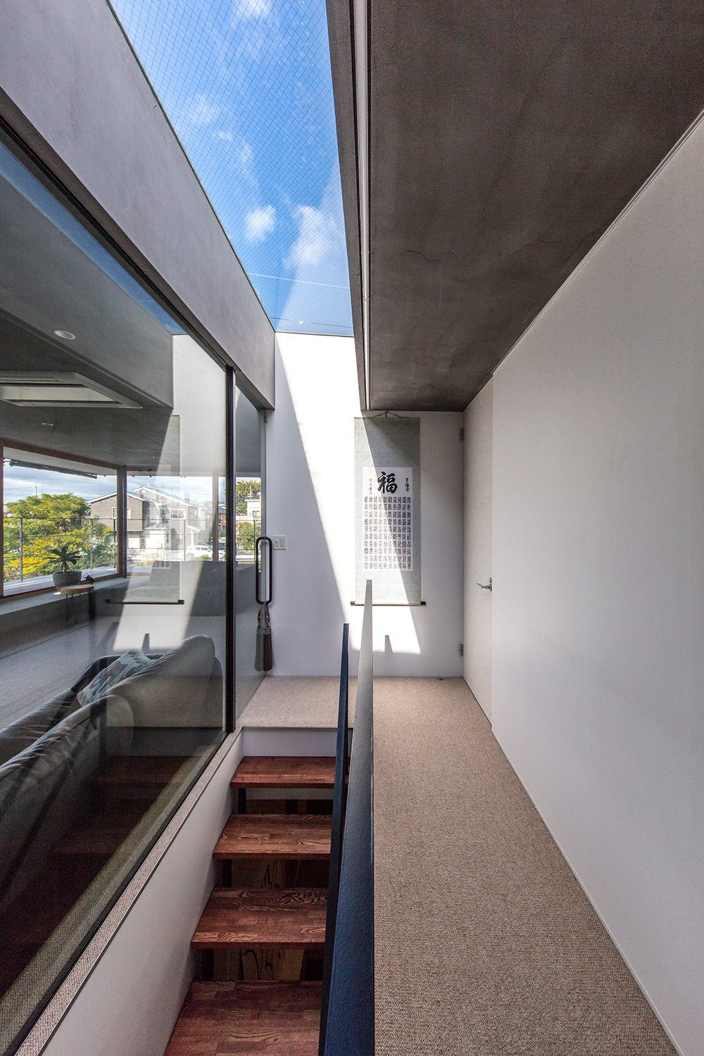 大阪の設計事務所による注文住宅 階段室に設けられたトップライトはライトウェルの役割を果たす