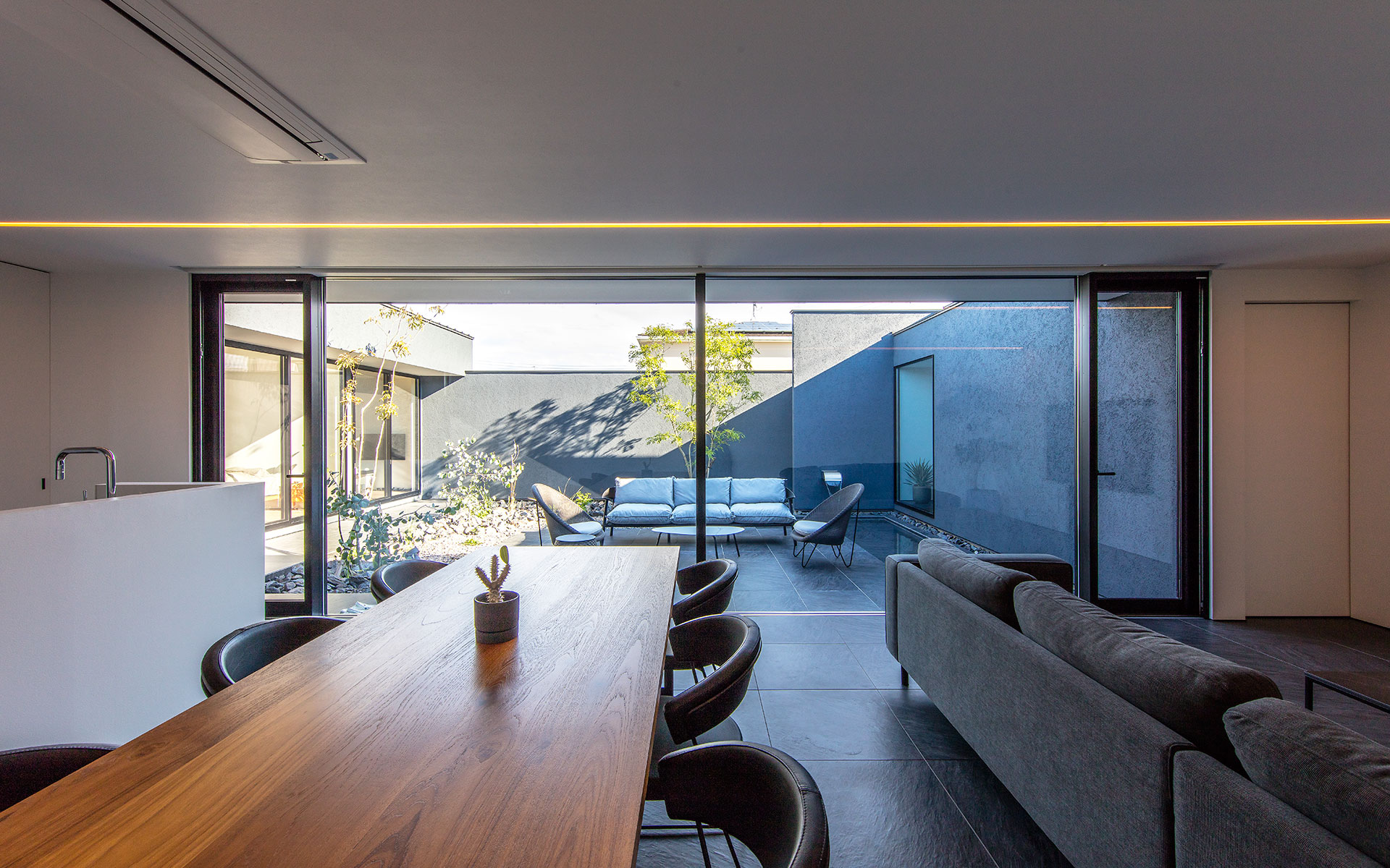 三重県多気郡に建つ水盤のある中庭の内観写真