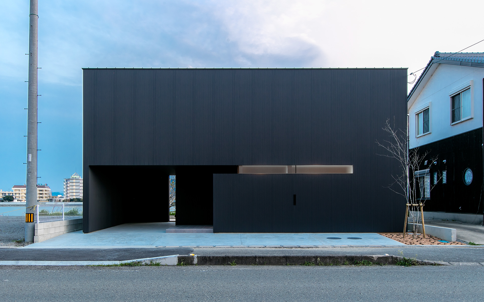 徳島県に建つ眺望の良い注文住宅 ,黒色の家 ,ガルバリウム小波板