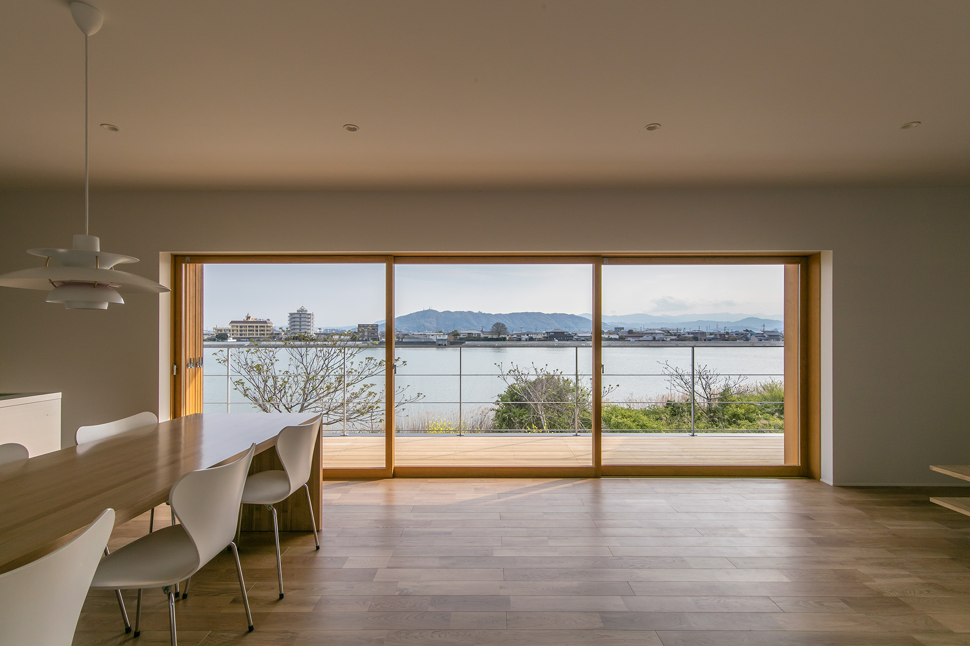 徳島に建つ眺望のある家。リビングからの眺め。