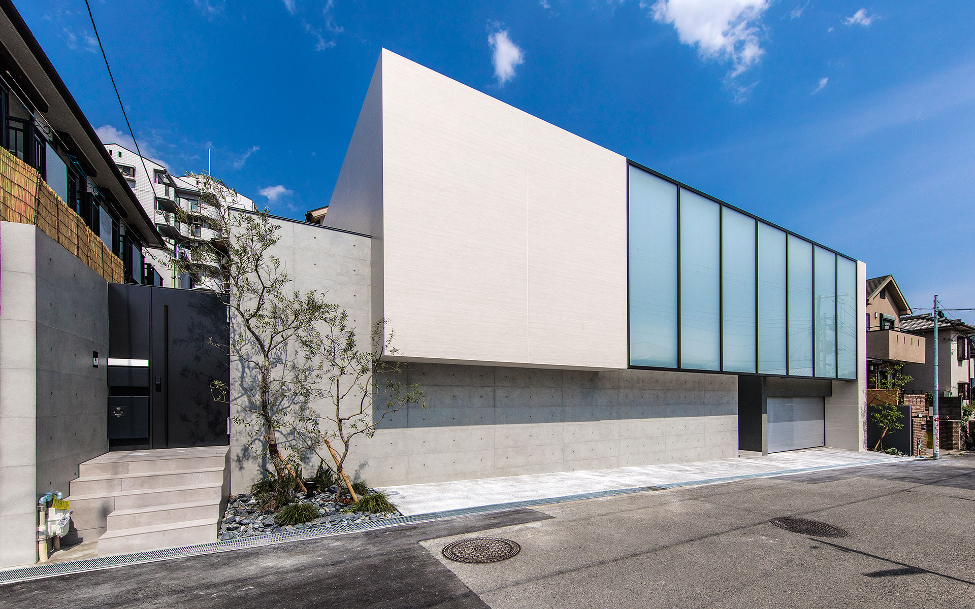 神戸在住の建築家・真銅祥一朗設計による中庭のある家の外観 RC打ち放しとラミナム、ガラススクリーンによってデザインされたモダンな豪邸