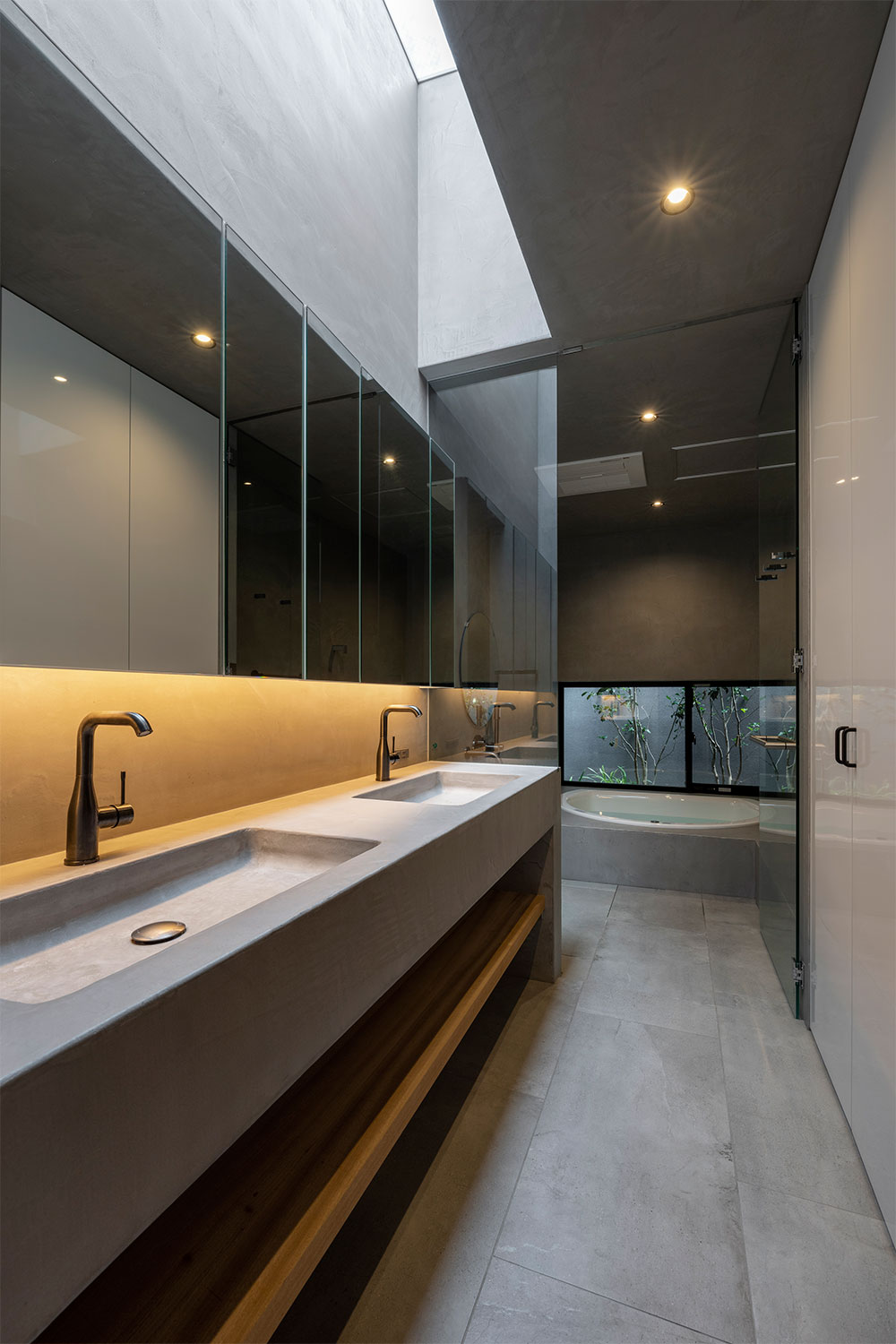 関西の建築家・真銅祥一朗設計によるモールテックスを使用した洗面所。 トップライトから取り入れた自然光が明るく照らす。