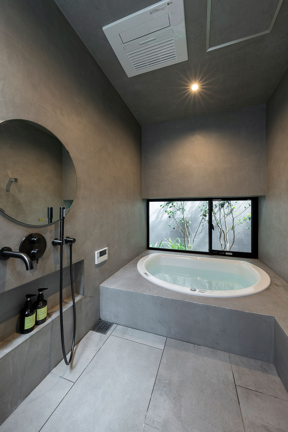 関西の建築家・真銅祥一朗設計による注文住宅のモールテックスの浴室