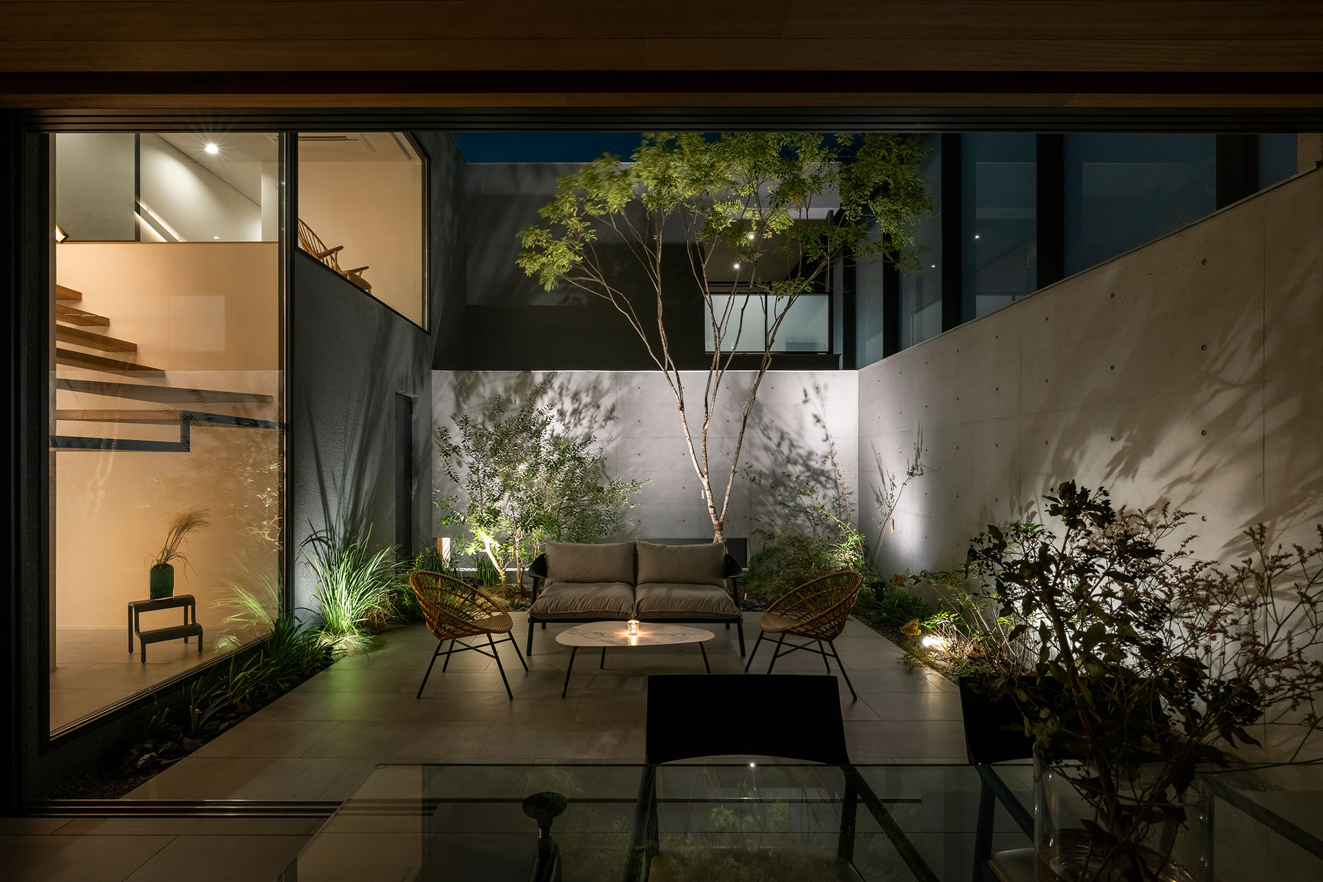 大阪の建築家・真銅祥一朗設計によるコートハウスの中庭・アウターリビングのライトアップ写真