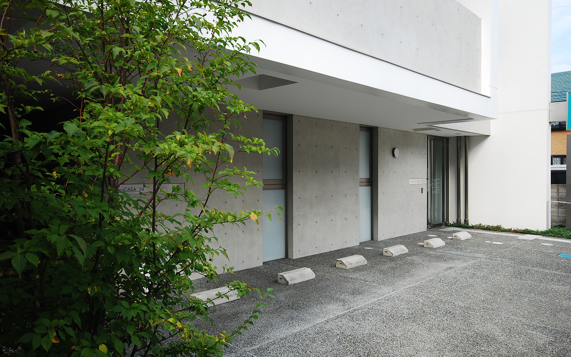尼崎市に建つ医院を併設した集合住宅の玄関