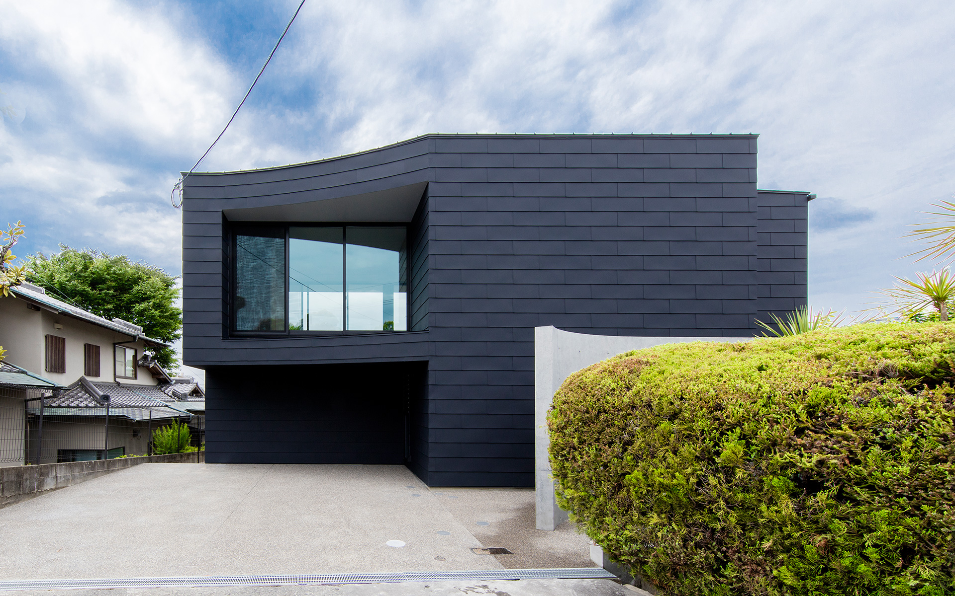 大阪府吹田市に建つガルバリウム鋼板一文字葺きの家の外観写真