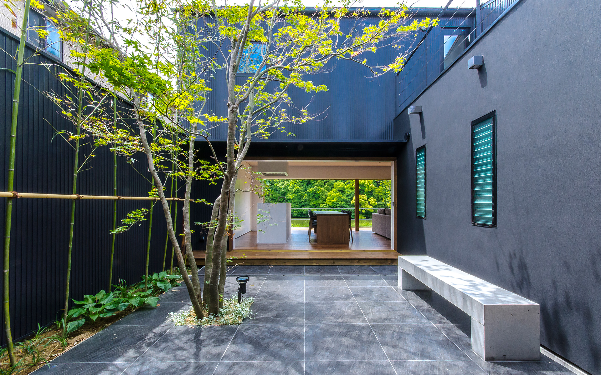 堺市西区に建つ中庭のある家の梁現し和室の内観実例写真
